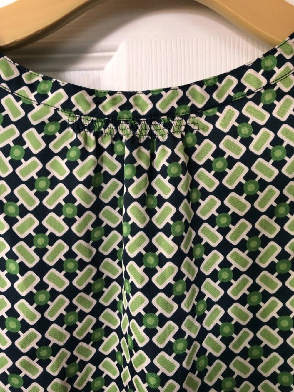Y2K Banana Republic Short Sleeve Green Geometric Blouse Top Size M - Picture 4 of 16